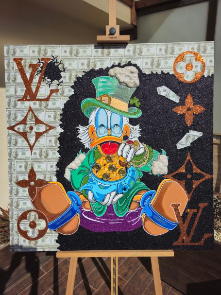 Donald Duck sitzt in einem Geldsack, umgeben von Louis Vuitton-Motiven.